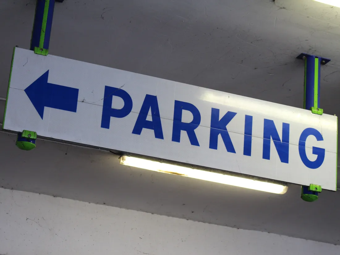 Un panneau de parking